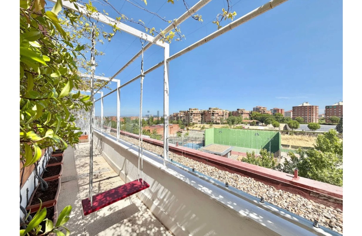 Calle de Carlos Solé · Dúplex reformado de 140 m² con espectacular terraza y vistas panorámicas al skyline de Madrid · vivienda en venta · Yolanda González