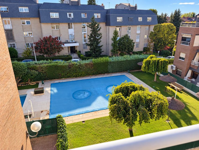 Ático dúplex de 220 m² con tres terrazas, piscina y garaje en el centro de Las Rozas - imagen 5