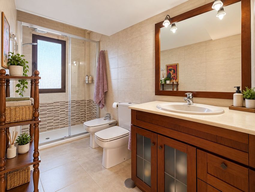 Ático dúplex de 220 m² con tres terrazas, piscina y garaje en el centro de Las Rozas - imagen 7