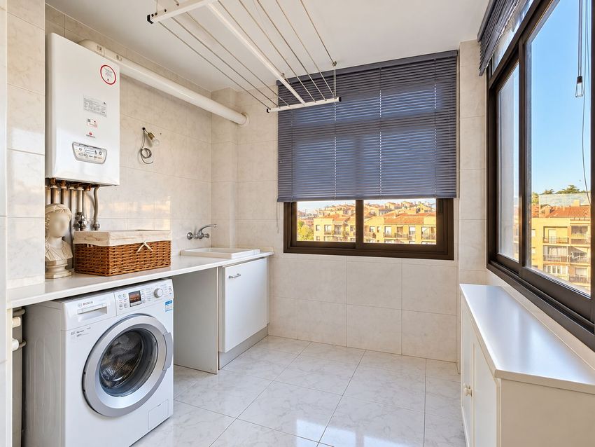 Ático dúplex de 220 m² con tres terrazas, piscina y garaje en el centro de Las Rozas - imagen 9
