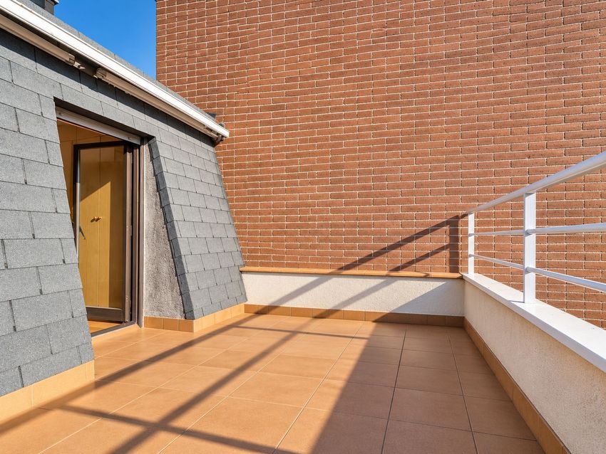 Ático dúplex de 220 m² con tres terrazas, piscina y garaje en el centro de Las Rozas - imagen 11