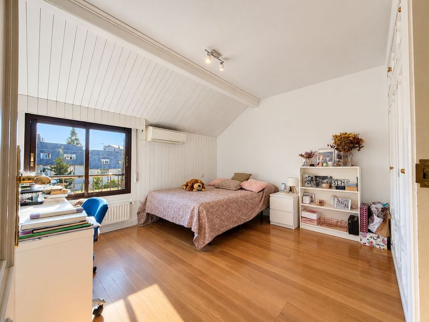 Ático dúplex de 220 m² con tres terrazas, piscina y garaje en el centro de Las Rozas - imagen 14
