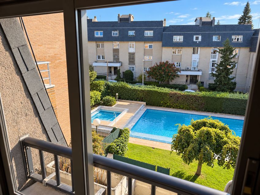 Ático dúplex de 220 m² con tres terrazas, piscina y garaje en el centro de Las Rozas - imagen 17
