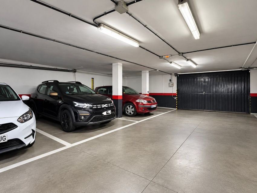 Ático dúplex de 220 m² con tres terrazas, piscina y garaje en el centro de Las Rozas - imagen 18