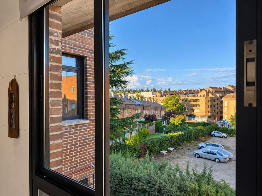 Ático dúplex de 220 m² con tres terrazas, piscina y garaje en el centro de Las Rozas - imagen 19