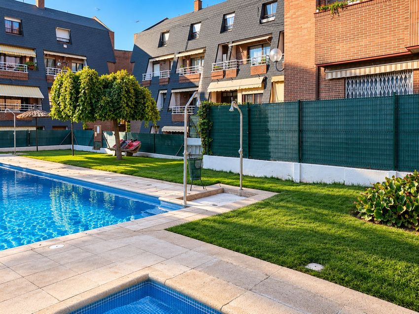 Ático dúplex de 220 m² con tres terrazas, piscina y garaje en el centro de Las Rozas - imagen 20