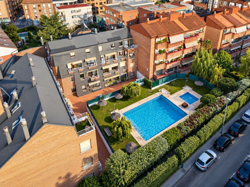 Ático dúplex de 220 m² con tres terrazas, piscina y garaje en el centro de Las Rozas - imagen 21