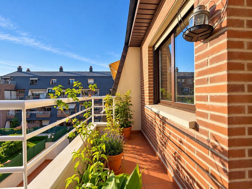Ático dúplex de 220 m² con tres terrazas, piscina y garaje en el centro de Las Rozas - imagen 29