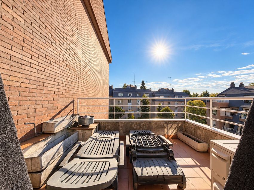 Ático dúplex de 220 m² con tres terrazas, piscina y garaje en el centro de Las Rozas - imagen 41