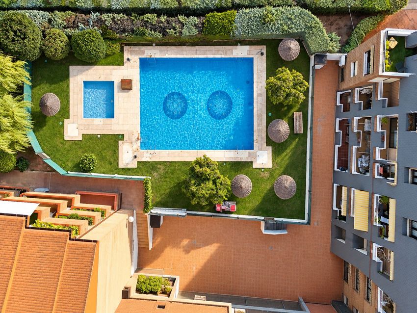 Ático dúplex de 220 m² con tres terrazas, piscina y garaje en el centro de Las Rozas - imagen 55