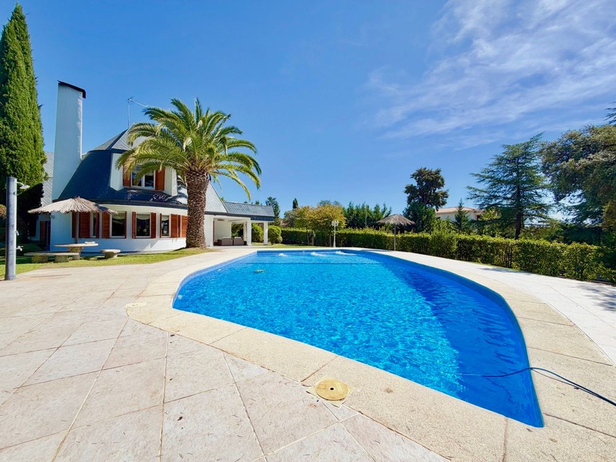 Chalet independiente de 989 m² con piscina en Club de Golf · Las Rozas - imagen 4
