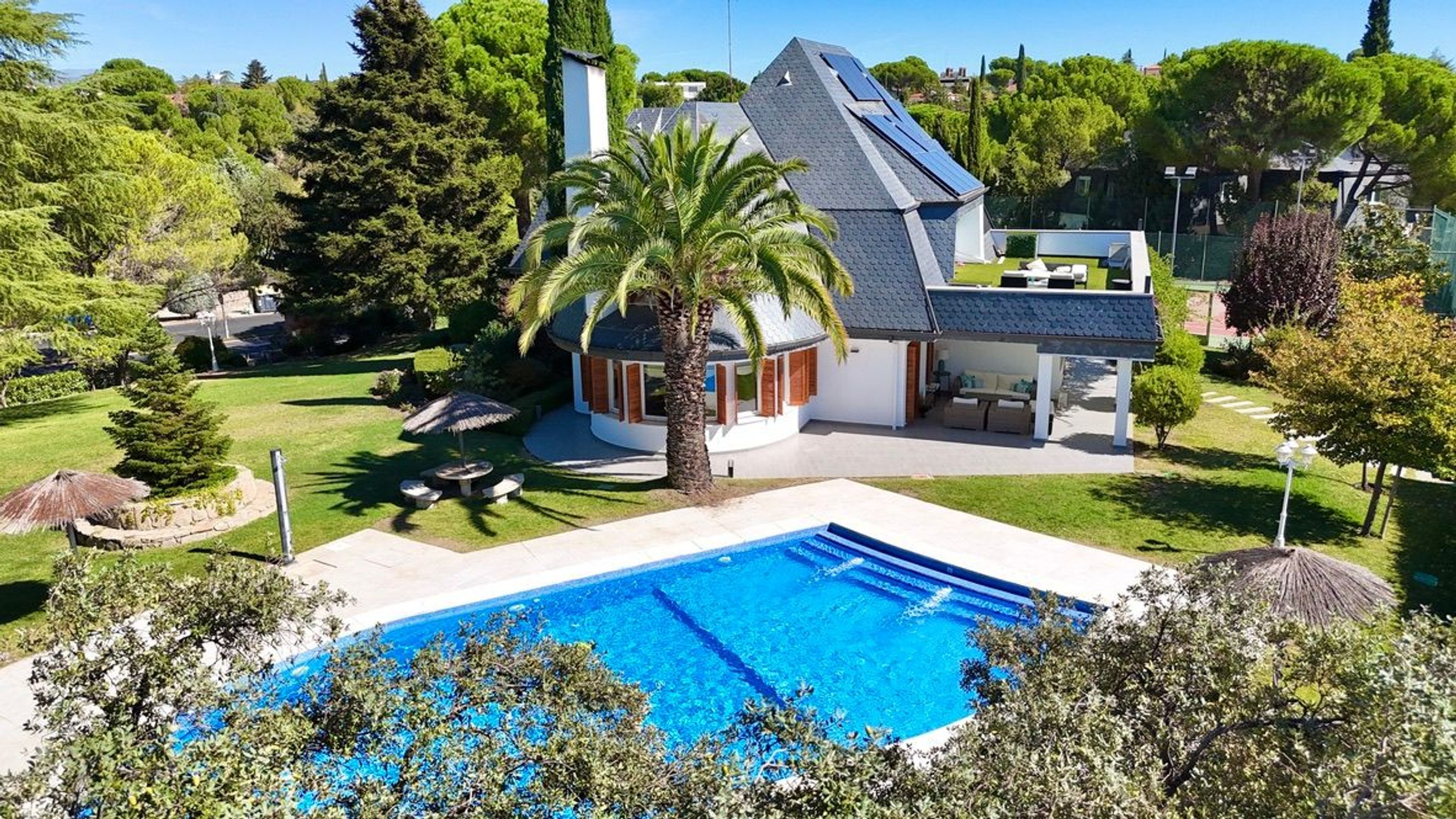 Chalet independiente de 989 m² con piscina en Club de Golf · Las Rozas - imagen 11