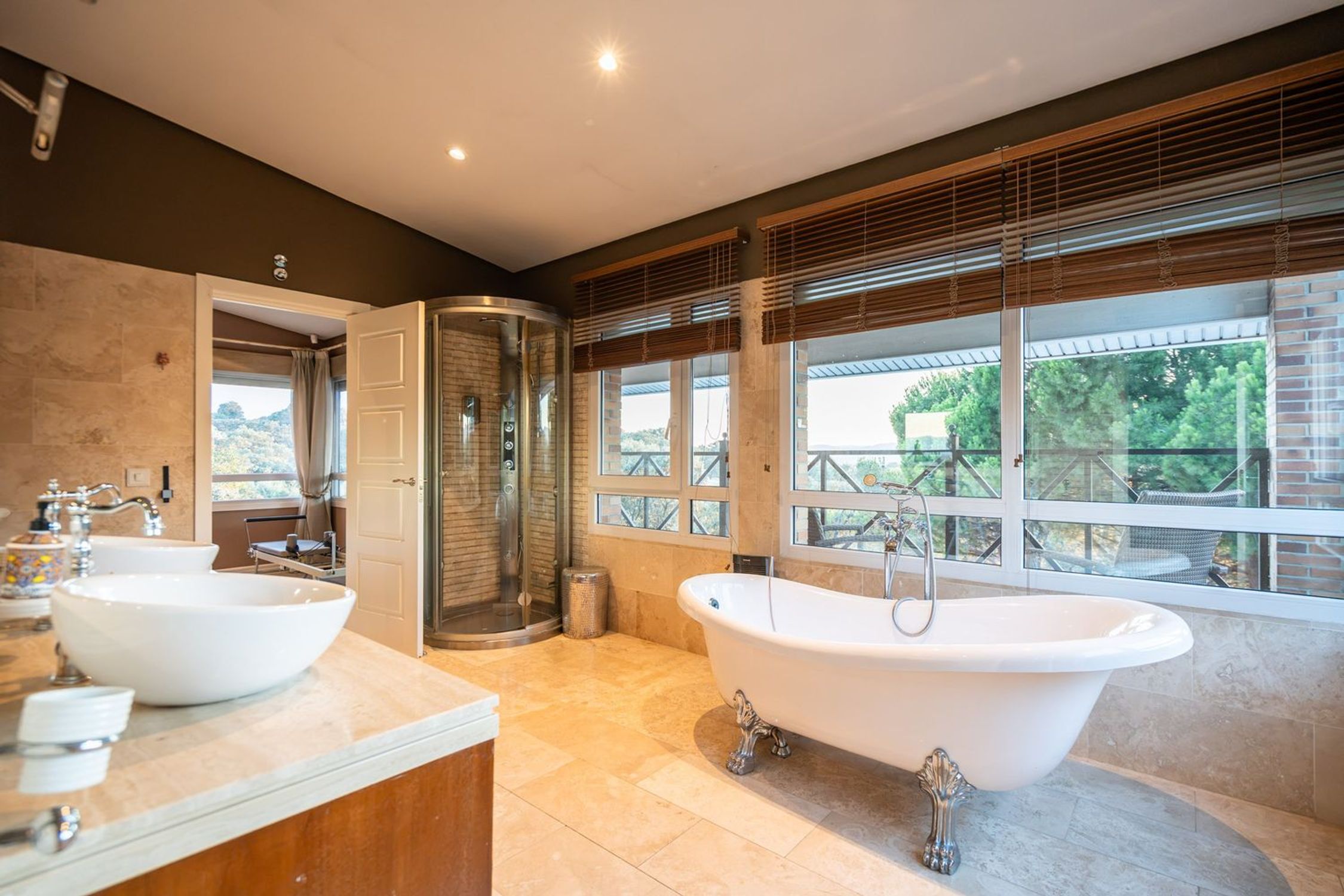 Chalet independiente de 711 m² con piscina en El Pinar-Punta Galea · Las Rozas - imagen 9