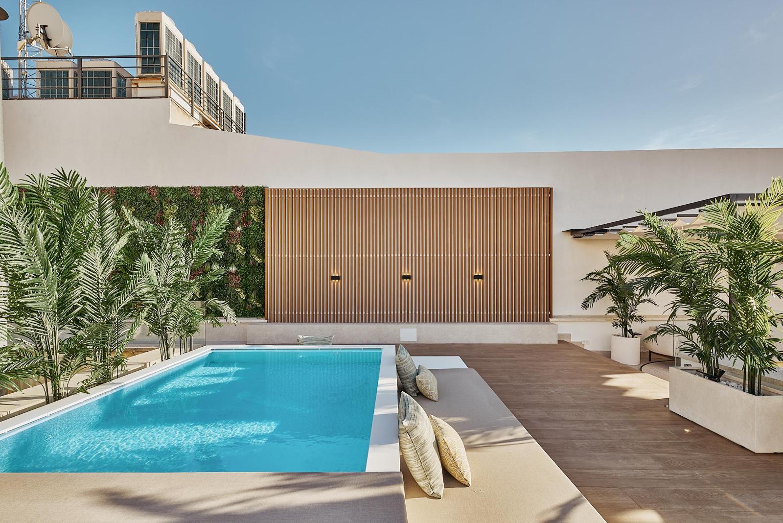Piscina privada en la cubierta · Ático dúplex con piscina en Leganitos 18, Madrid