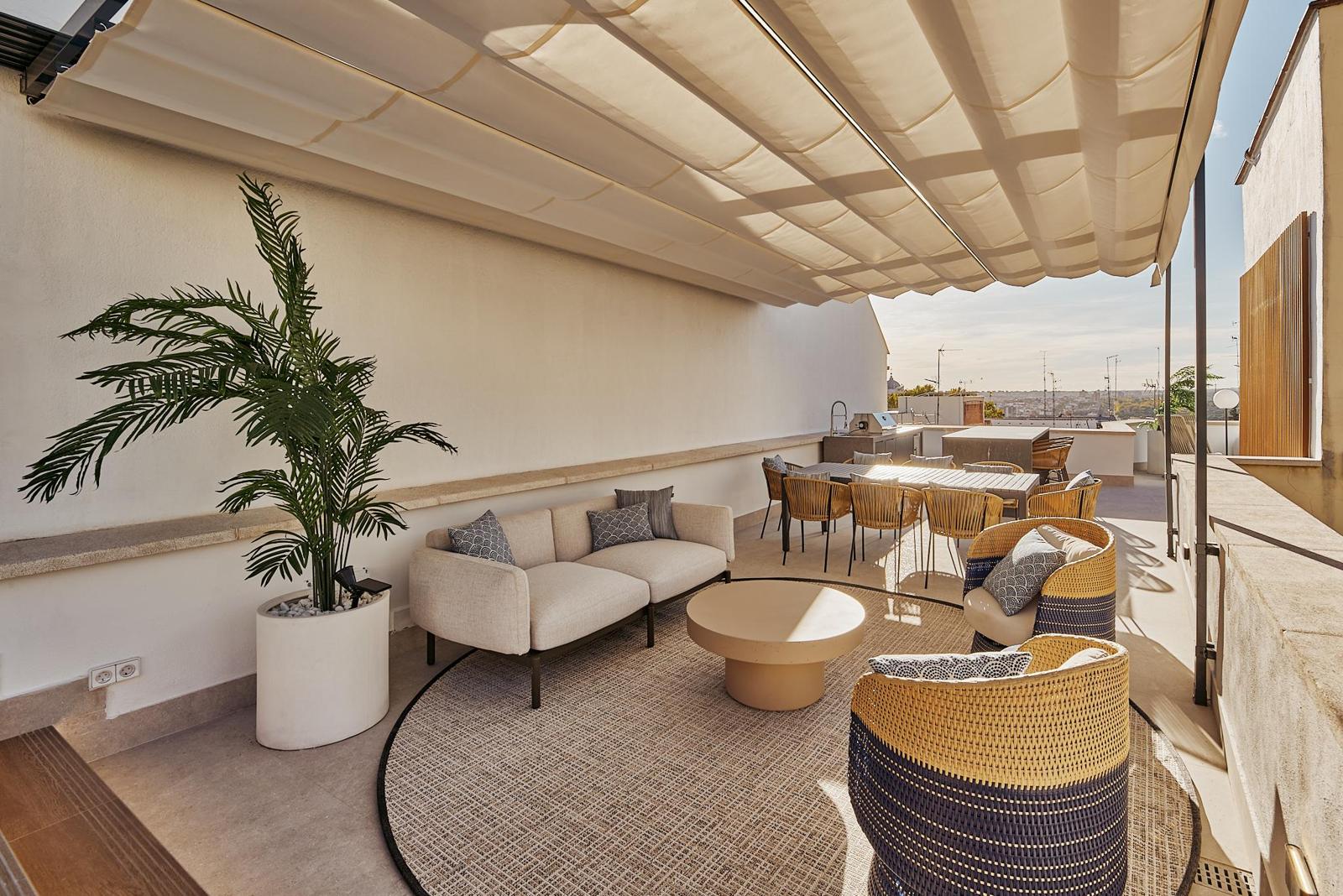Zona de estar bajo la pérgola · Ático dúplex con piscina en Leganitos 18, Madrid
