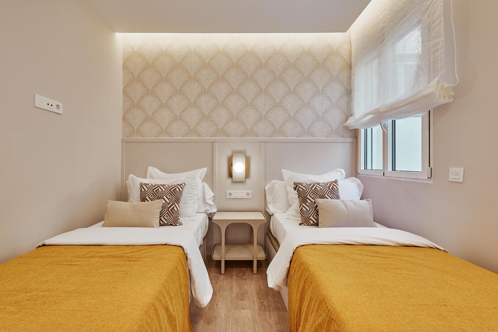 Dormitorio con dos camas · Ático dúplex con piscina en Leganitos 18, Madrid
