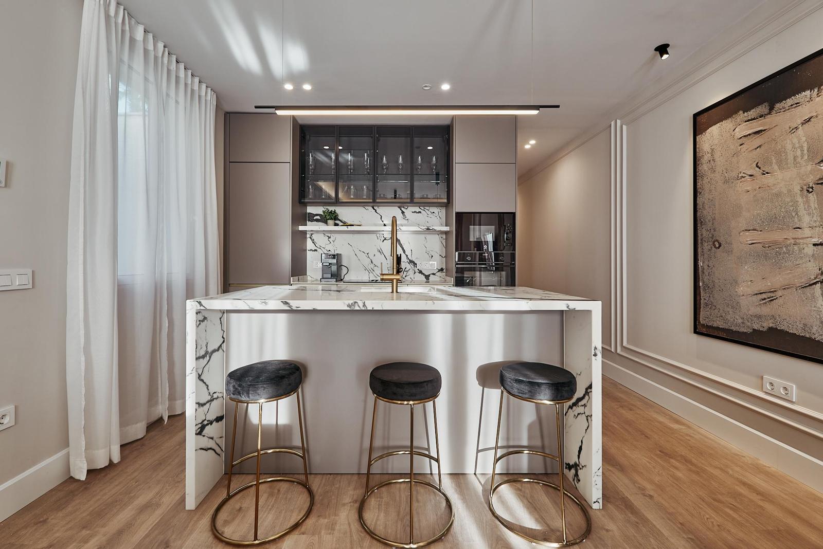 Cocina con isla · Ático dúplex con piscina en Leganitos 18, Madrid