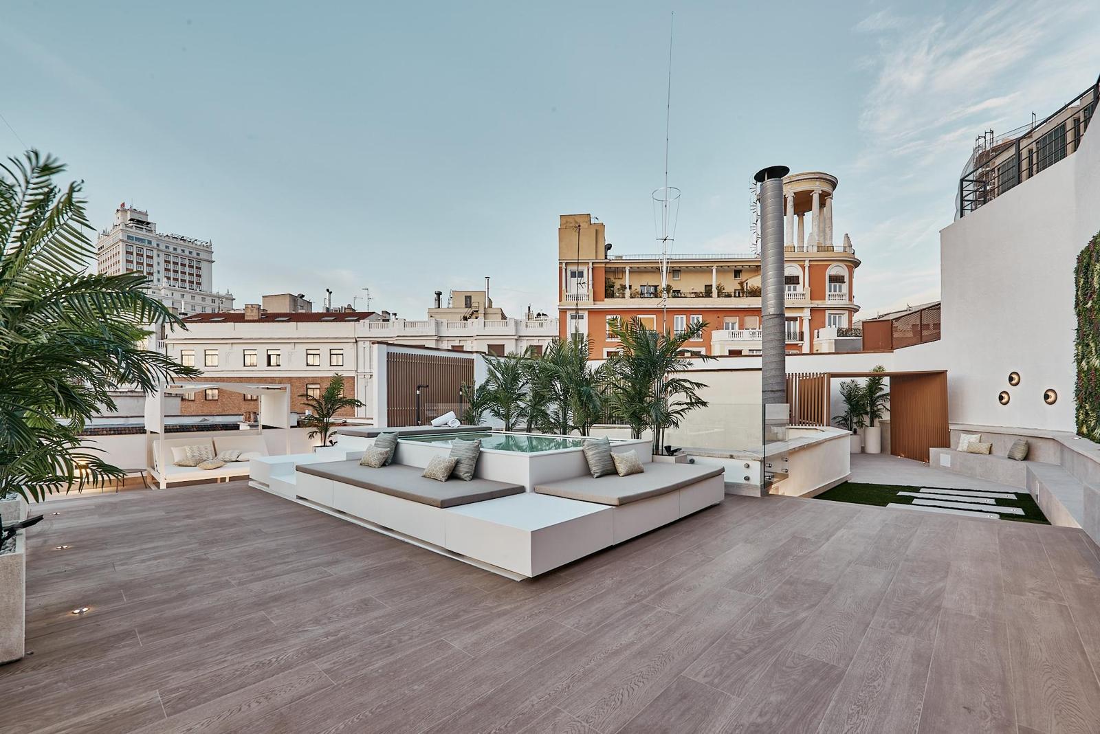 La cubierta con piscina y vistas
