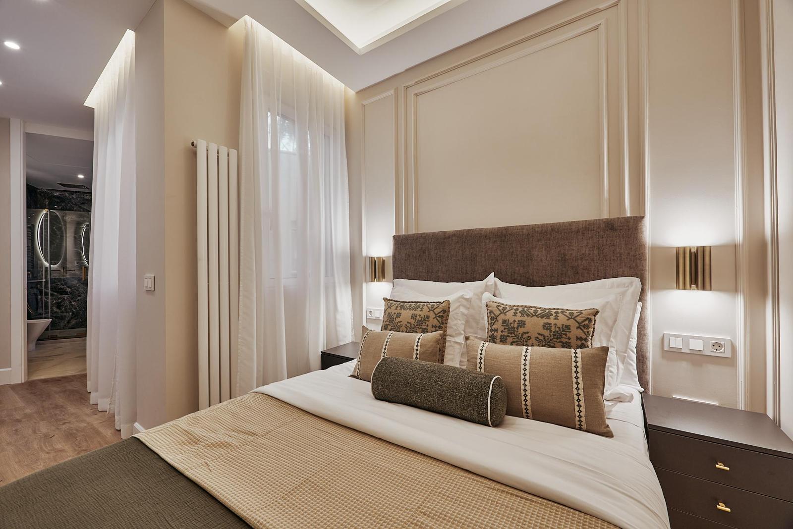 Dormitorio principal · Ático dúplex con piscina en Leganitos 18, Madrid