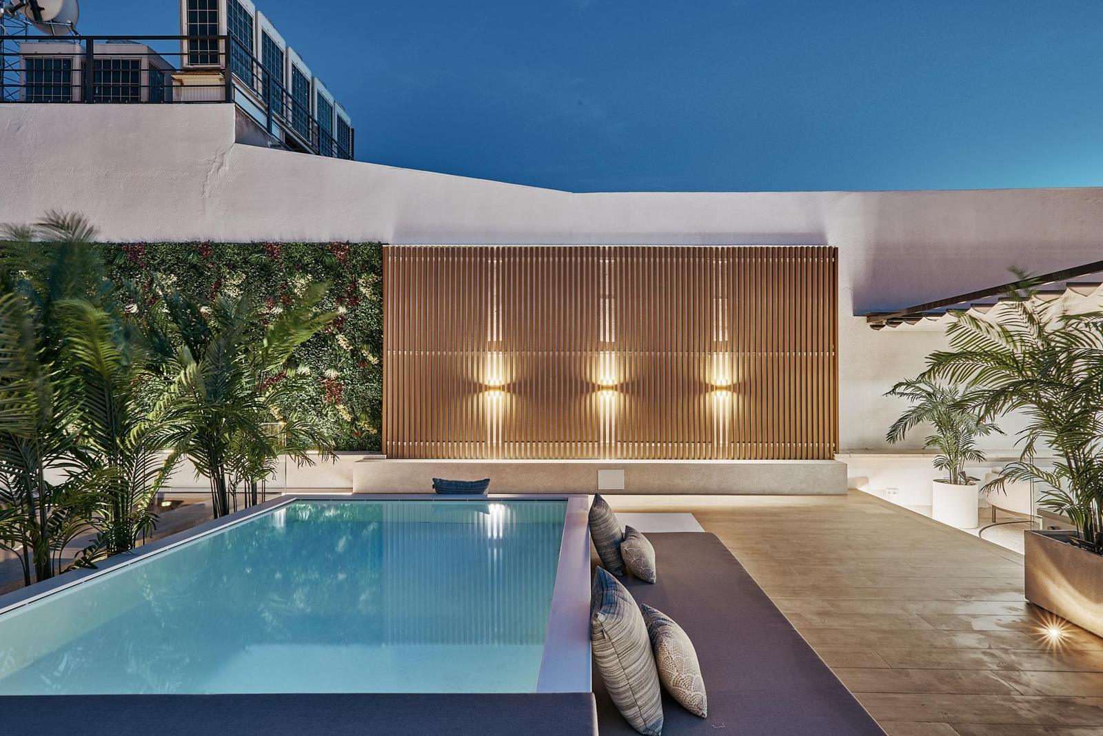 La piscina de noche · Ático dúplex con piscina en Leganitos 18, Madrid