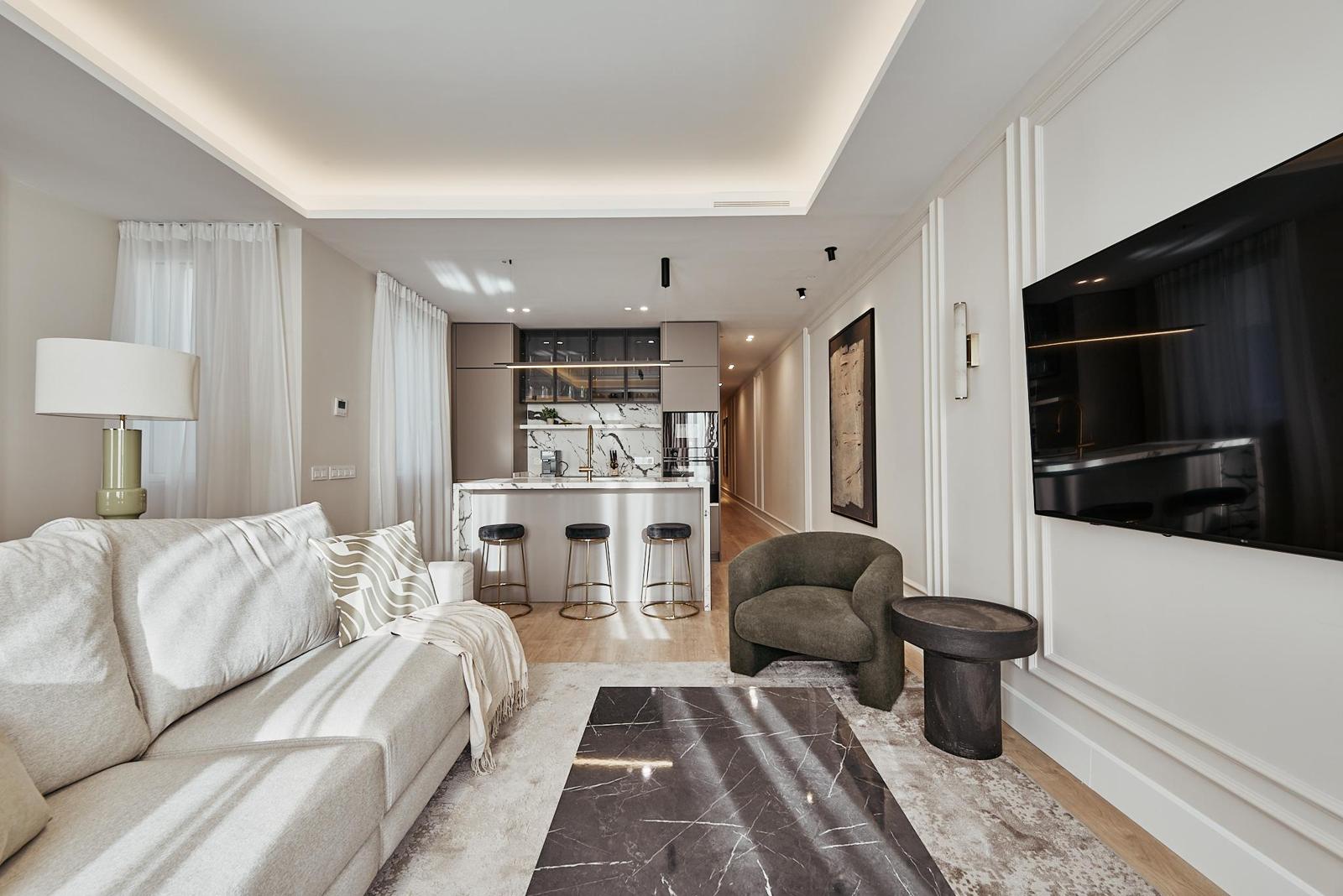 Salón con la cocina al fondo · Ático dúplex con piscina en Leganitos 18, Madrid