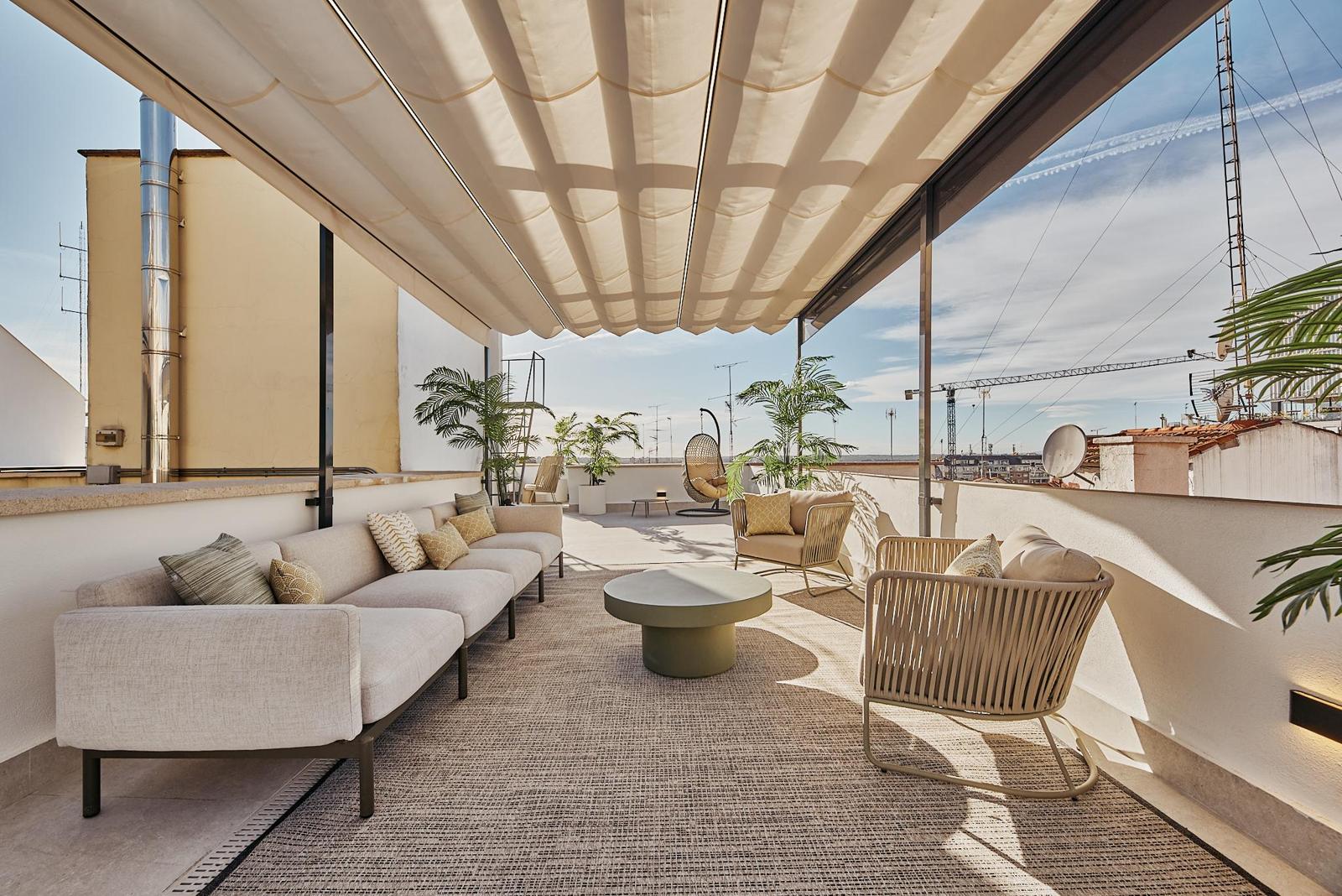 Zona chill out · Ático dúplex con piscina en Leganitos 18, Madrid