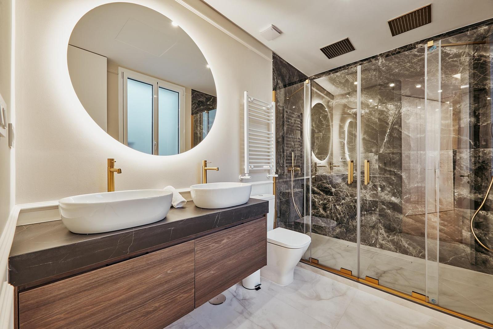 Baño del dormitorio principal · Ático dúplex con piscina en Leganitos 18, Madrid