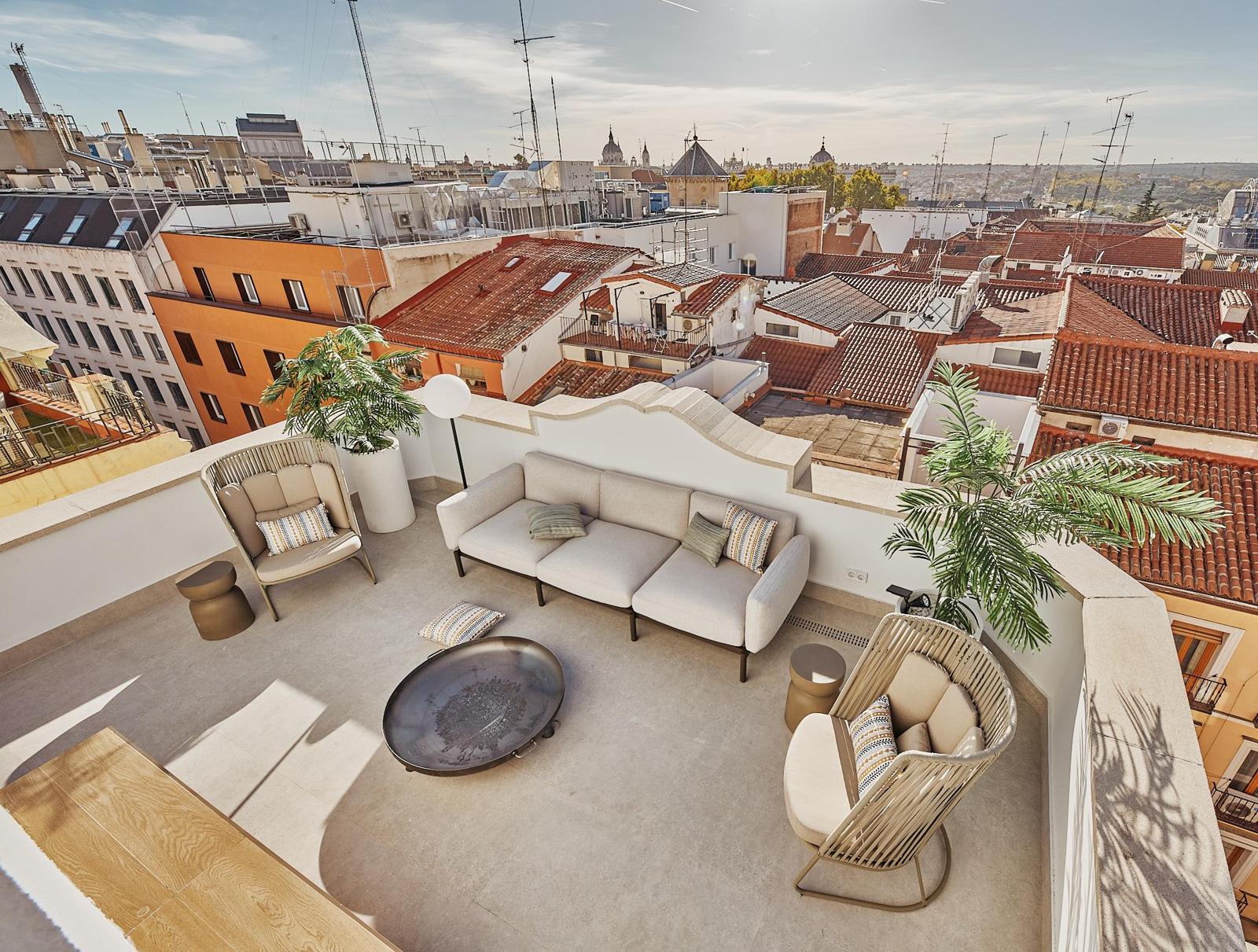 La terraza de 301 m², vista desde lo alto · Ático dúplex con piscina en Leganitos 18, Madrid