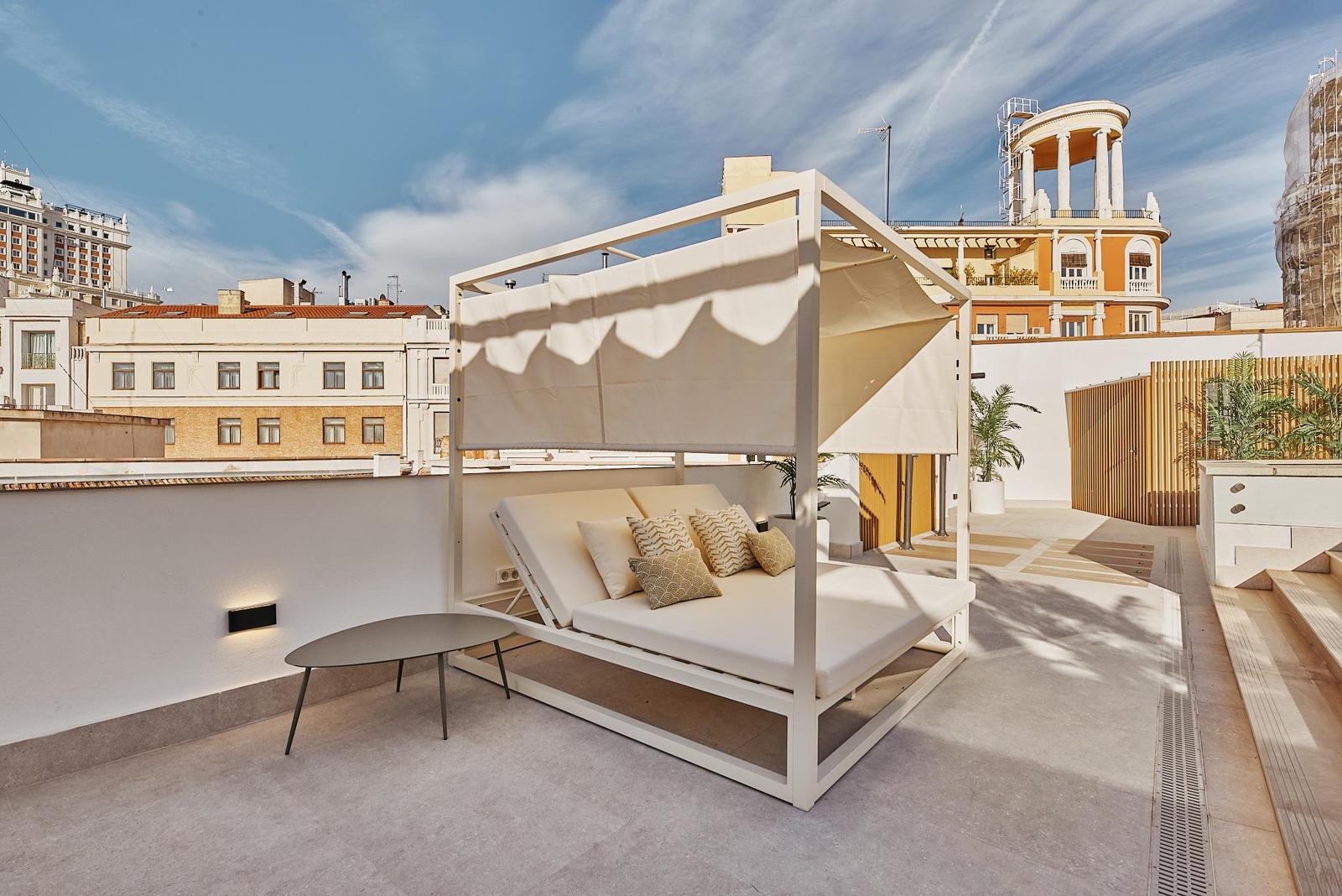 Cama balinesa · Ático dúplex con piscina en Leganitos 18, Madrid